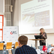 Stiftung Arbeit und Umwelt der IGBCE; Fachgespräch: Arbeit und Beschäftigung in der Zange? Doppelter Druck durch Digitalisierung und ökologischer Transformation auf die berufliche Anpassung in der deutschen Industrie. Rednerin Prof. Dr. Rita Meyer; Foto: ©Andrea Vollmer