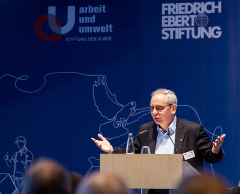 Fachkonferenz „Auf dem Weg zu nachhaltigen Lieferketten“ Michael Vassiliadis, Vorsitzender der IGBCE © MKH